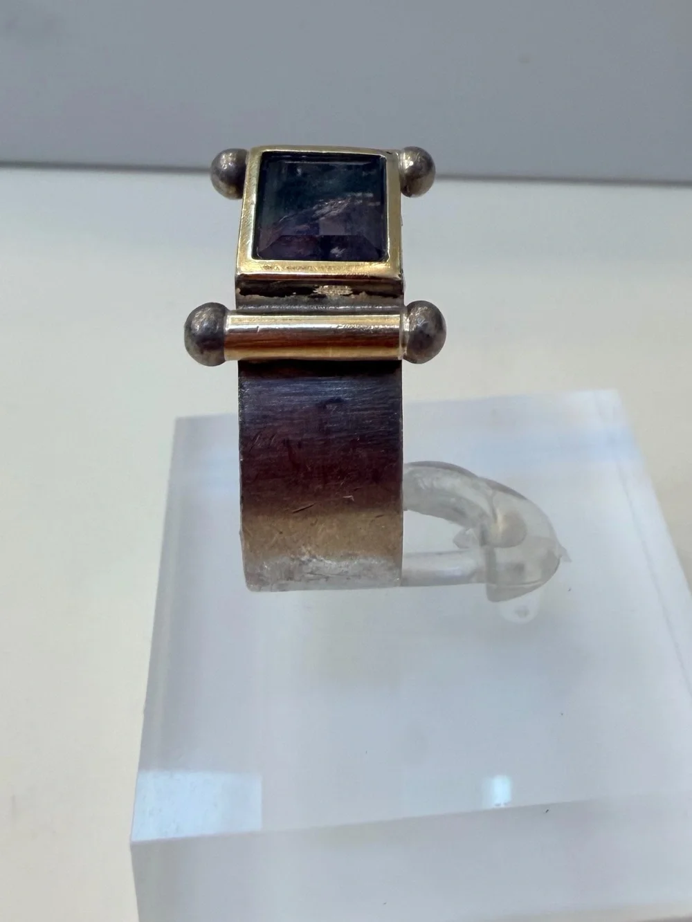 Artisan depending ring giving